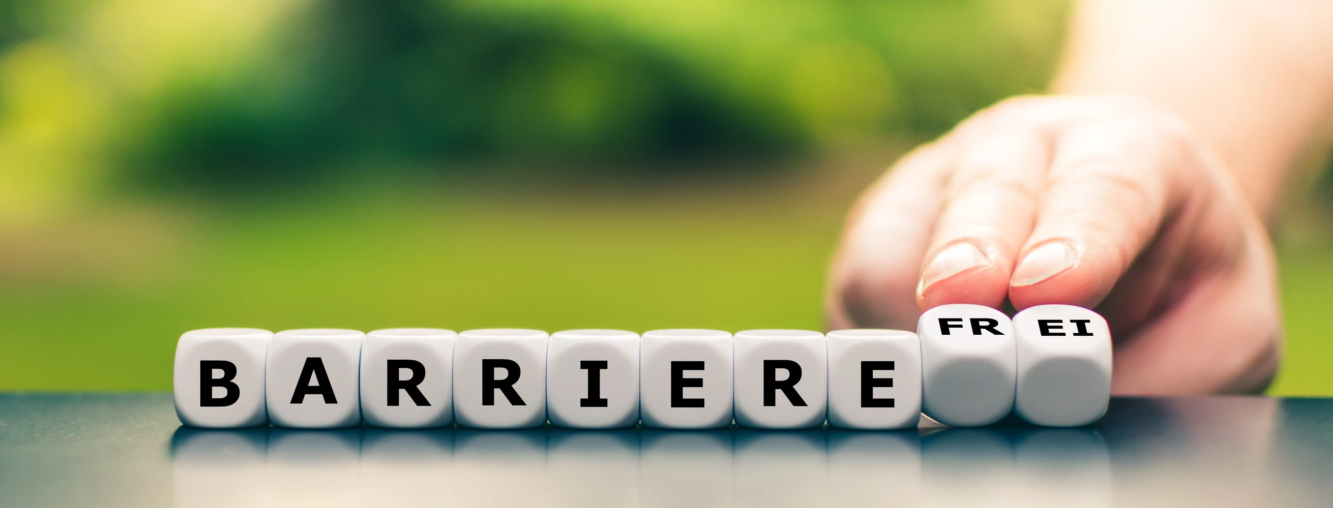 Würfel, welche mit einzelnen Buchstaben das Wort 'Barrierefreiheit' darstellt