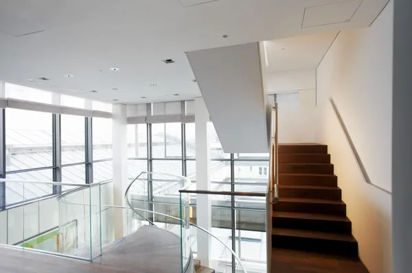 Treppenhaus mit großen Fenstern